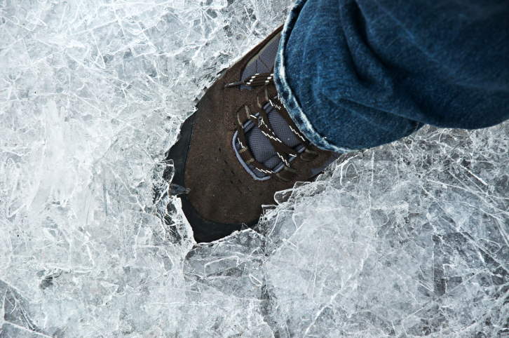 Лед разбивается. Разбитый лед. Лёд сломался. Под разбитым льдом. Шпилькой раскалывают лед.
